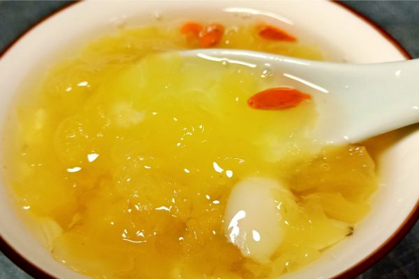 一碗银耳汤不仅仅是一道简单的甜品更是对家人健康的一份关怀