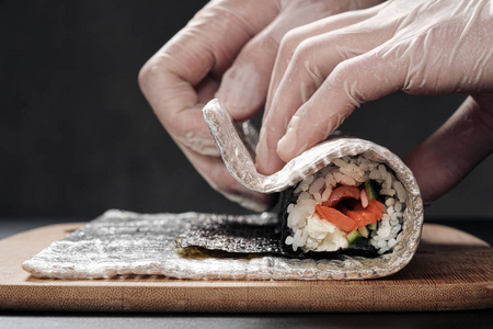 如何避免米饭过粘制作日式寿司